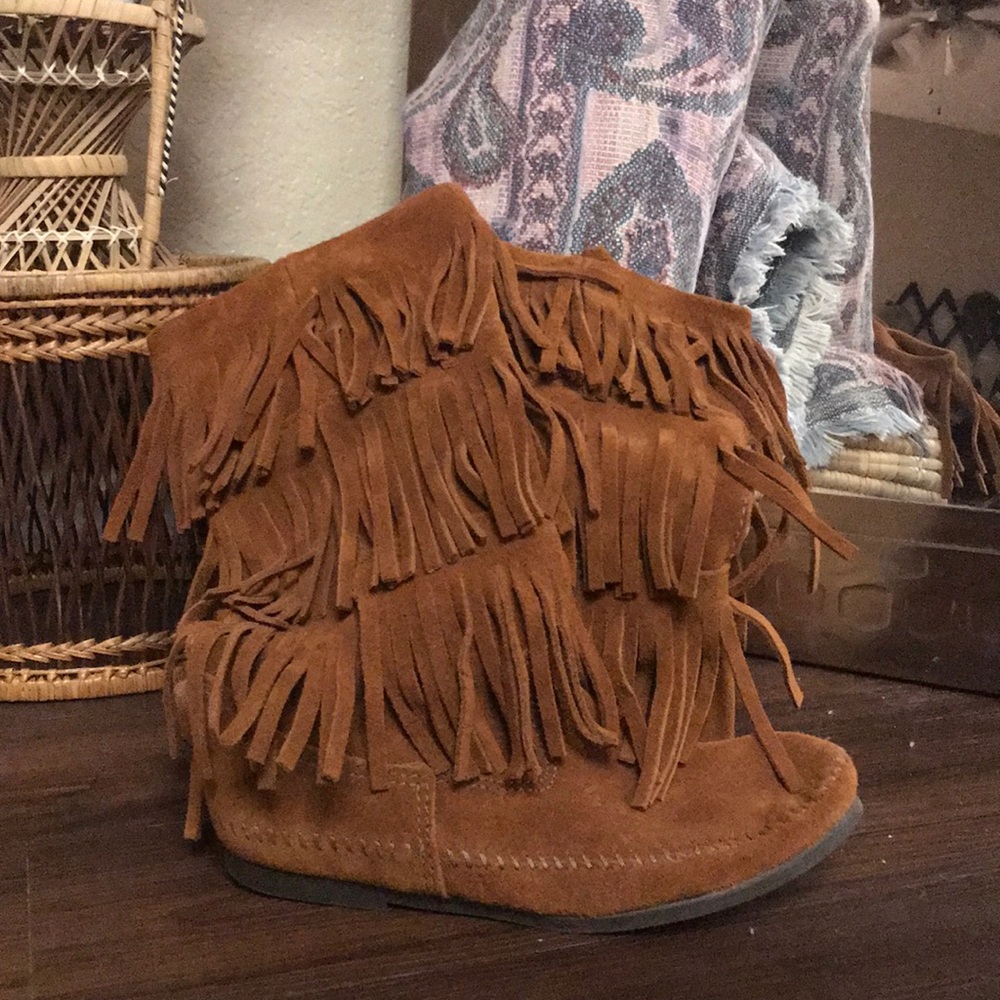 Minnetonka size 7 boots!! Only wore a few times!